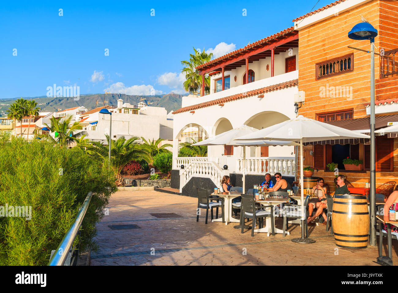 LA CALETA, TENERIFE ISLAND - Nov 16, 2015: la gente seduta nel ristorante sulla passeggiata costiera in La Caleta città sulla parte sud di Tenerife, Isole Canarie, S Foto Stock
