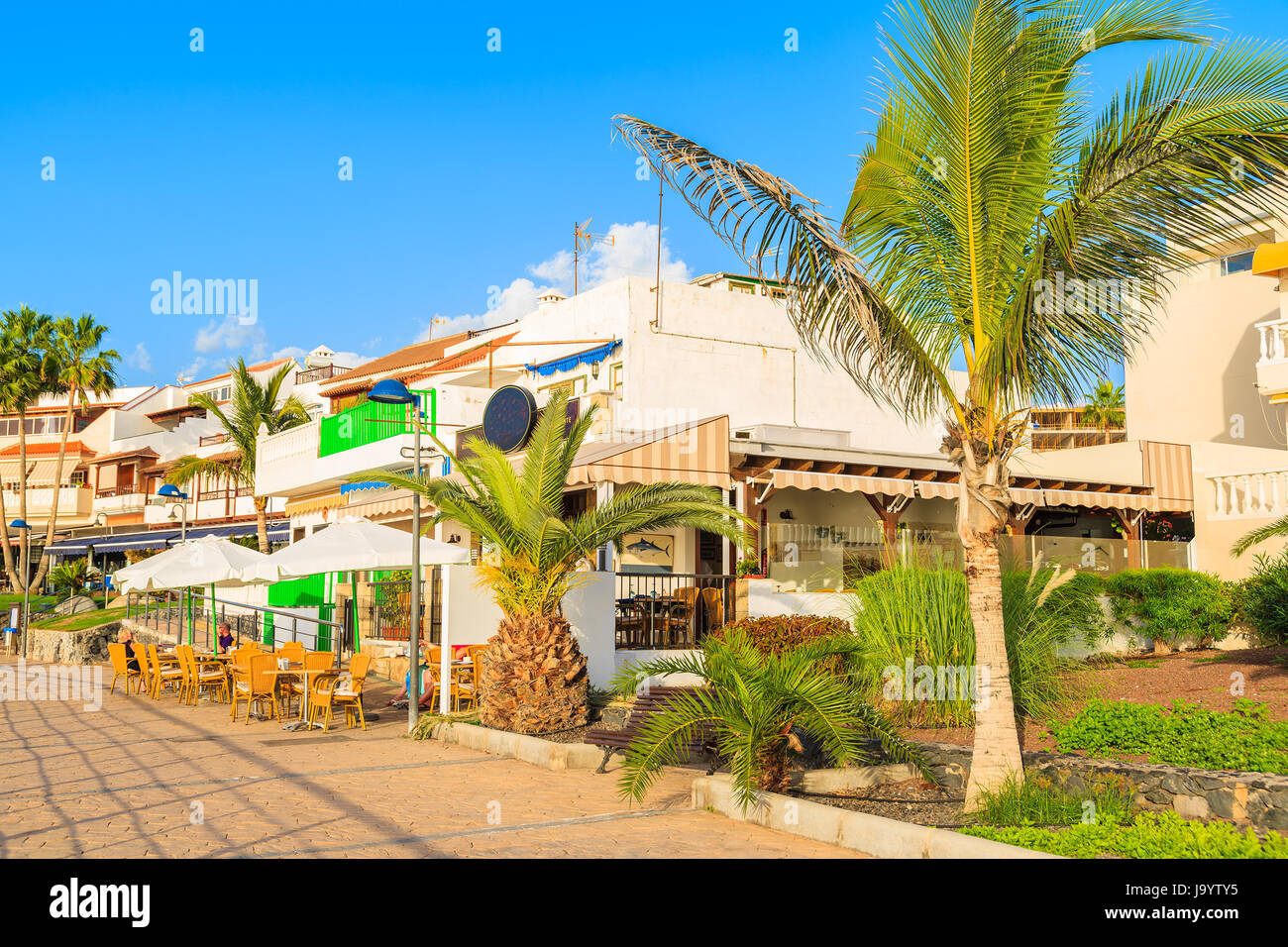 Ristoranti sul lungomare costiere in La Caleta città sulla parte sud di Tenerife, Isole Canarie, Spagna Foto Stock