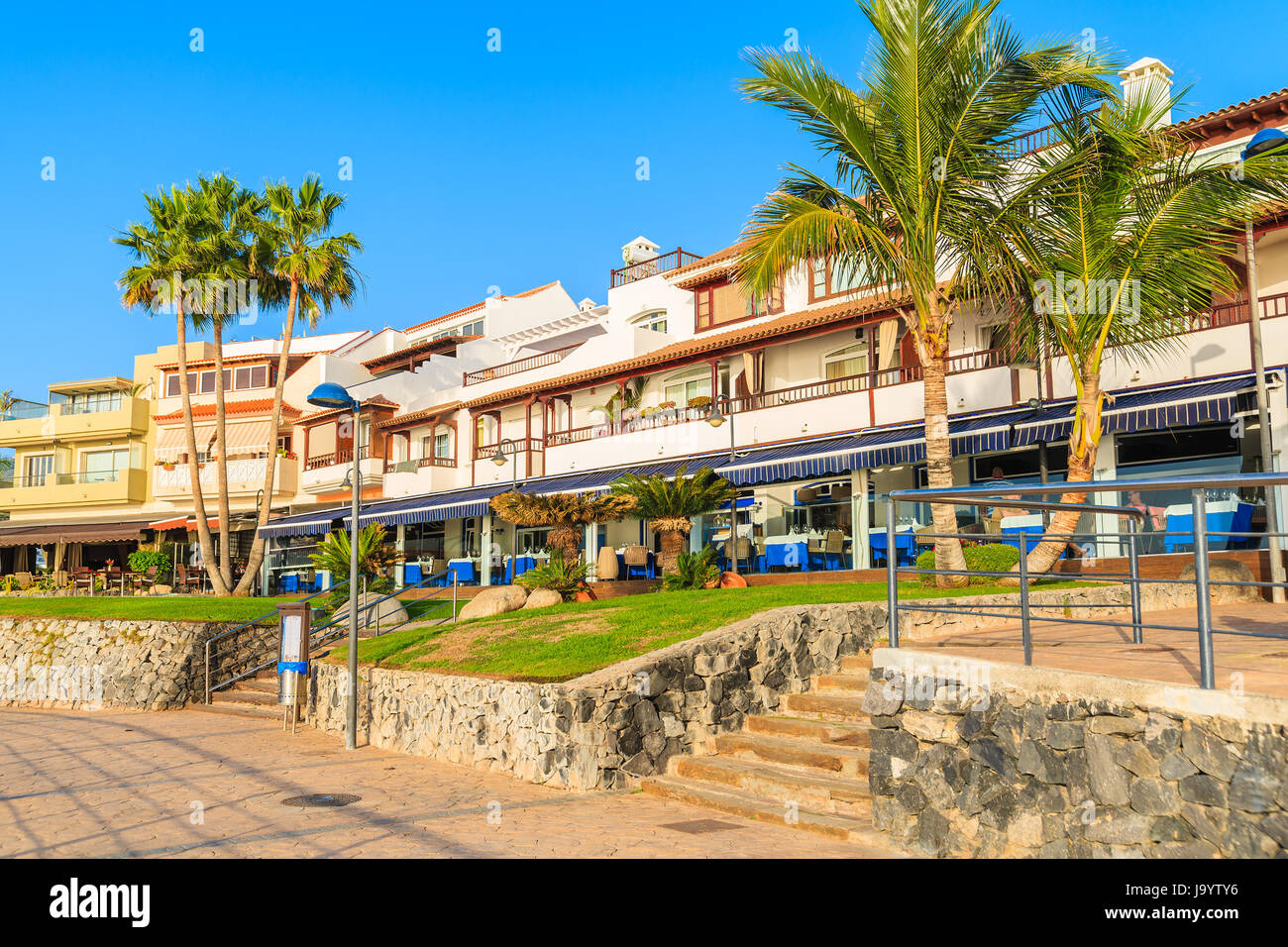 Ristoranti sul lungomare costiere in La Caleta città sulla parte sud di Tenerife, Isole Canarie, Spagna Foto Stock