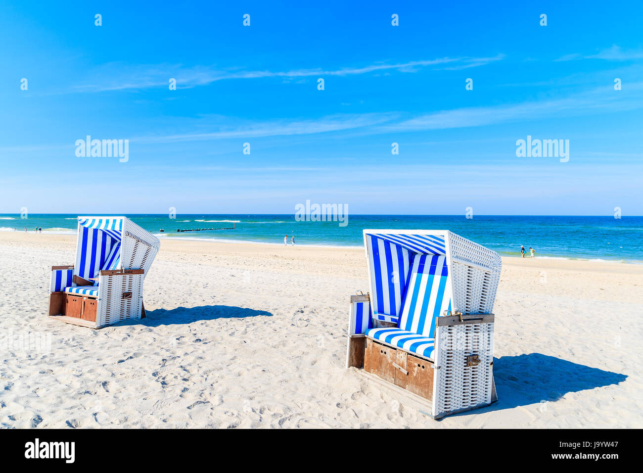 Sedie di vimini sulla sabbia bianca spiaggia di Kampen, isola di Sylt, Mare del Nord, Germania Foto Stock