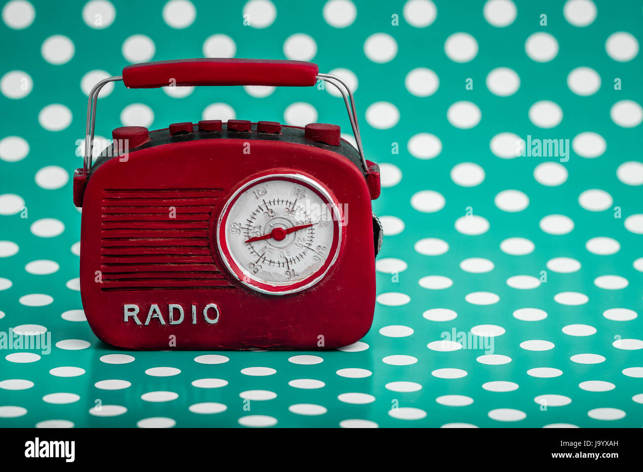 Rosso decorativo vintage radio con design retrò su sfondo verde Foto Stock