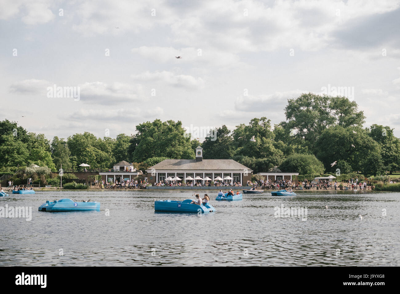 Il lago a serpentina e club di nuoto in Hyde Park, Londra. Foto Stock