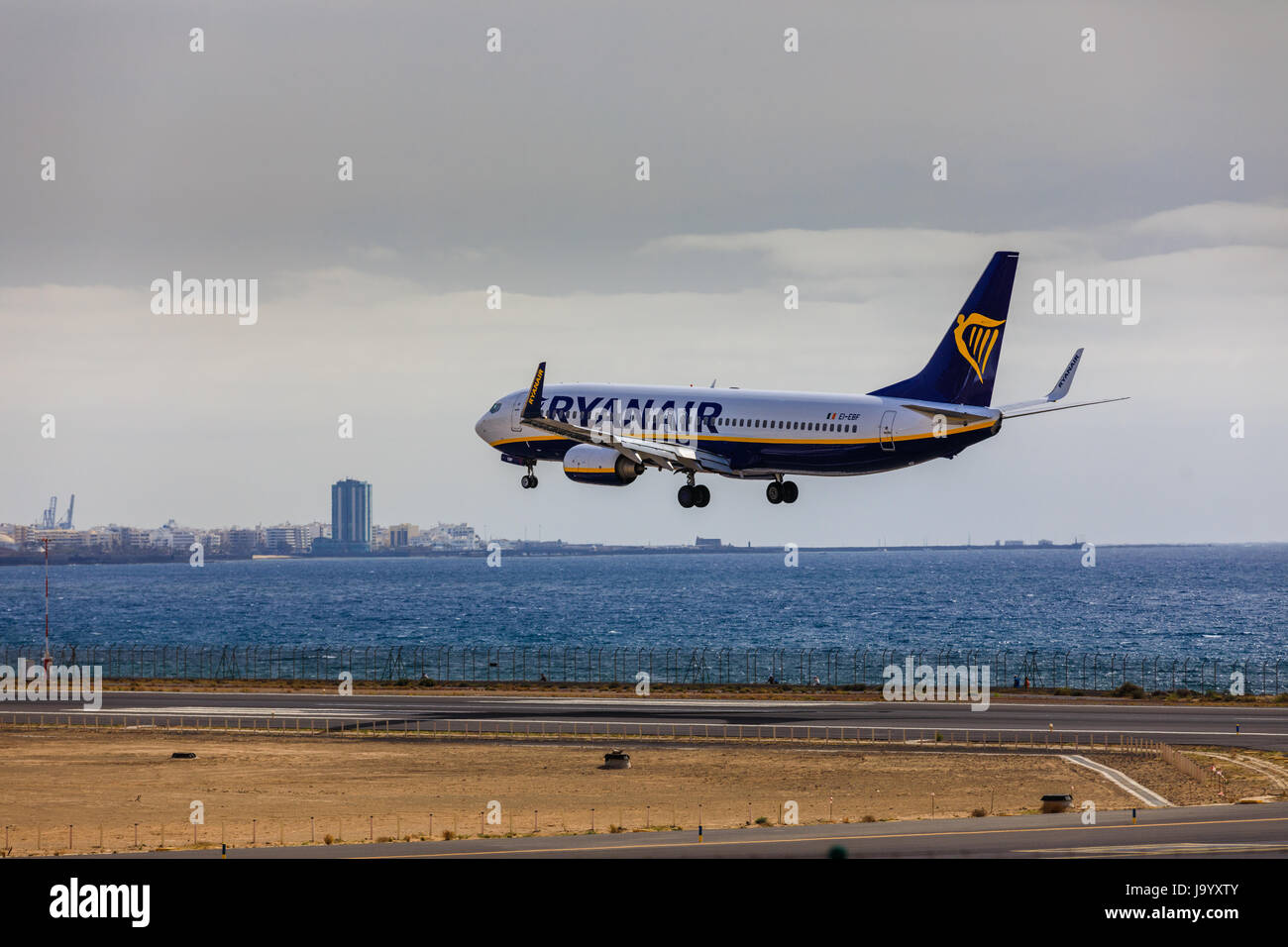 ARECIFE, Spagna - Aprile 15 2017: Boeing 737-800 di Ryanair in atterraggio a Lanzarote Airport Foto Stock