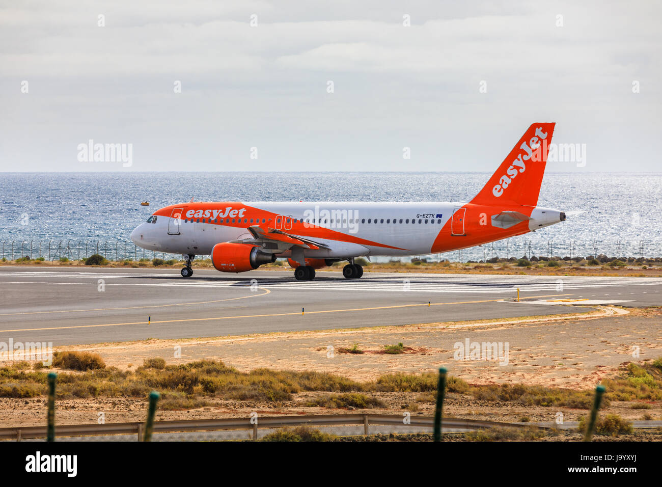 ARECIFE, Spagna - Aprile 15 2017: Airbus A320 - 200 di easyjet pronto al decollo a Lanzarote Airport Foto Stock
