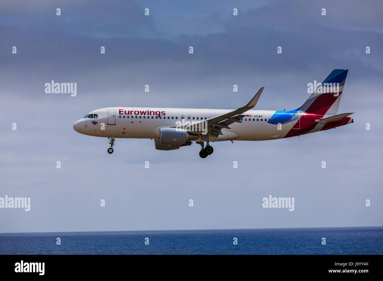 ARECIFE, Spagna - Aprile 15 2017: Airbus A320 - 200 di Eurowings in atterraggio a Lanzarote Airport Foto Stock