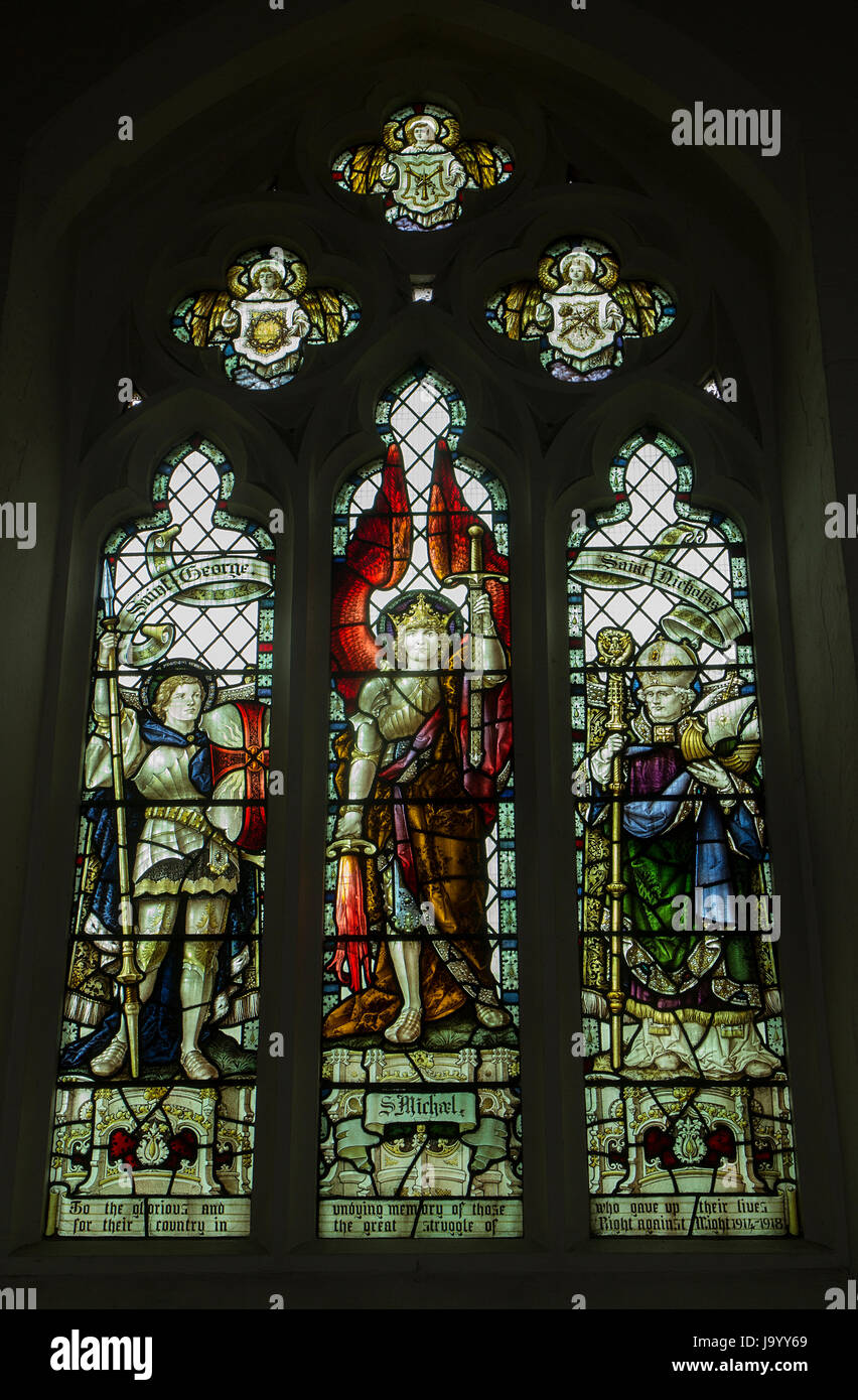Il vetro macchiato (prima guerra mondiale memorial) finestra nella chiesa di Santa Maria, Guildford, Surrey Foto Stock