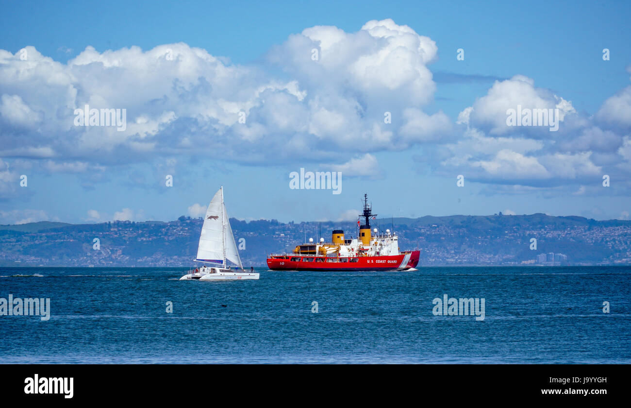 Barca a vela e la grande nave nella baia di San Francisco - San Francisco - California - Aprile 18, 2017 Foto Stock