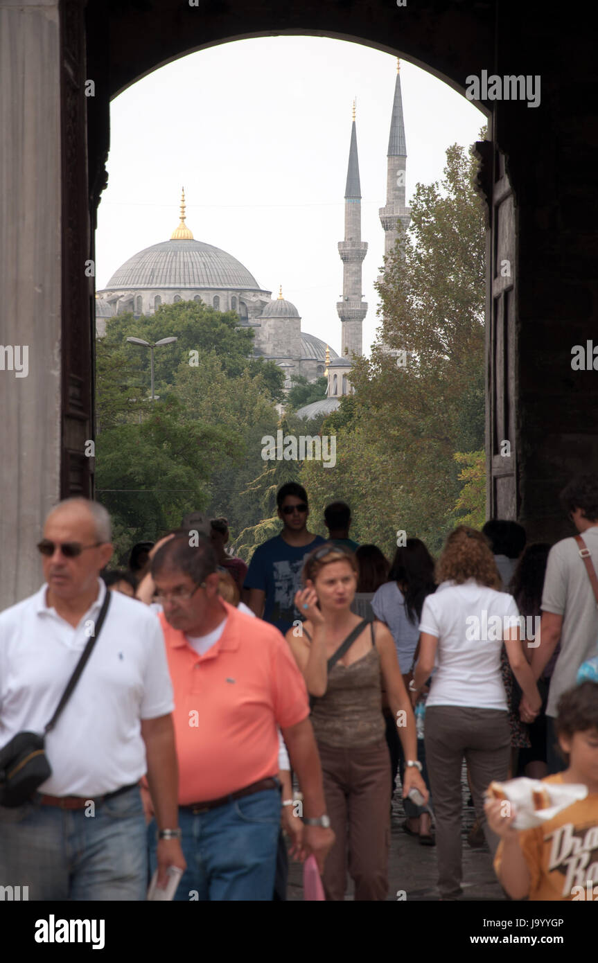 Trafficata strada di Istanbul, Turchia con la moschea blu in background Foto Stock