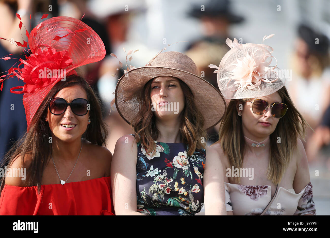 Le donne racegoisti nel Derby Day del 2017 Investec Epsom Derby Festival all'Ippodromo di Epsom, Epsom. PREMERE ASSOCIAZIONE foto. Data immagine: Sabato 3 giugno 2017. Guarda la storia di PA DI EPSOM. Il credito fotografico dovrebbe essere: Steven Paston/PA Wire. RESTRIZIONI: Qualsiasi uso commerciale previsto è soggetto all'approvazione preventiva dell'ippodromo di Epsom Downs. Nessuna vendita privata. Foto Stock