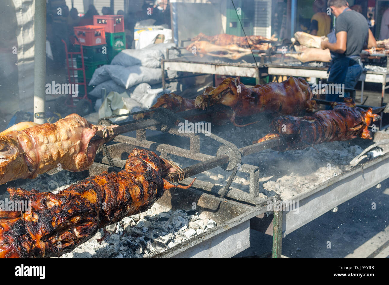 Grigliare carne a annualmente grigliate di carne Roshtilyade festival in Leskovac, Serbia organizzato all'inizio di settembre Foto Stock