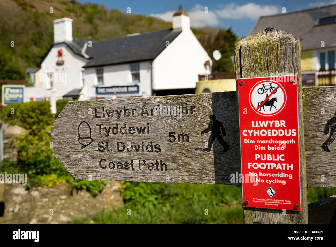 Nel Regno Unito, in Galles, Pembrokeshire, Solva, Porto, costa in legno segno percorso marcatura sentiero pubblico Foto Stock