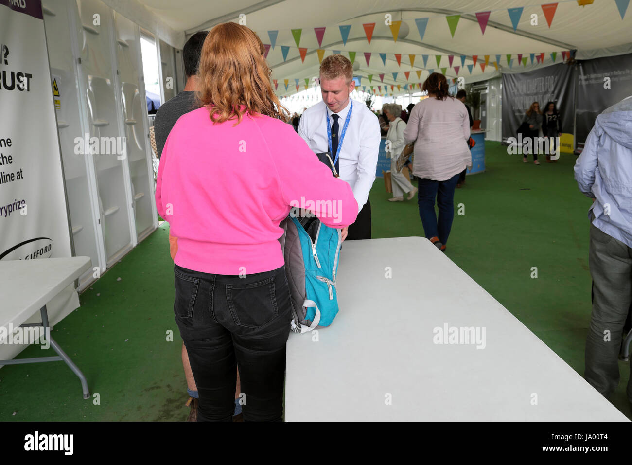 Ispezione di sicurezza del visitatore borsa con il rettangolo di selezione ingresso del 2017 Hay Festival, Hay-on-Wye, Wales UK KATHY DEWITT Foto Stock