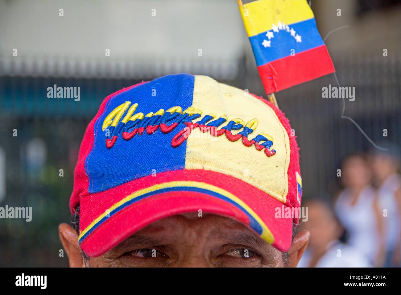 Un uomo che indossa un cappello con il nome di Venezuela e una piccola bandiera, in segno di protesta. L'Ufficio di presidenza di unità democratica (fango) mobilita i manifestanti mercoledì 3 Foto Stock