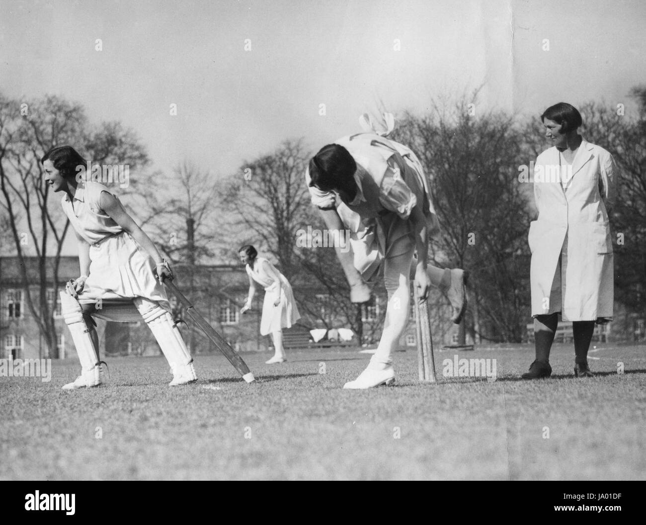I giocatori si concentrano in corrispondenza della prima donna pratica di cricket di stagione, Bourneville, Inghilterra, 03/30/1933. Foto Stock