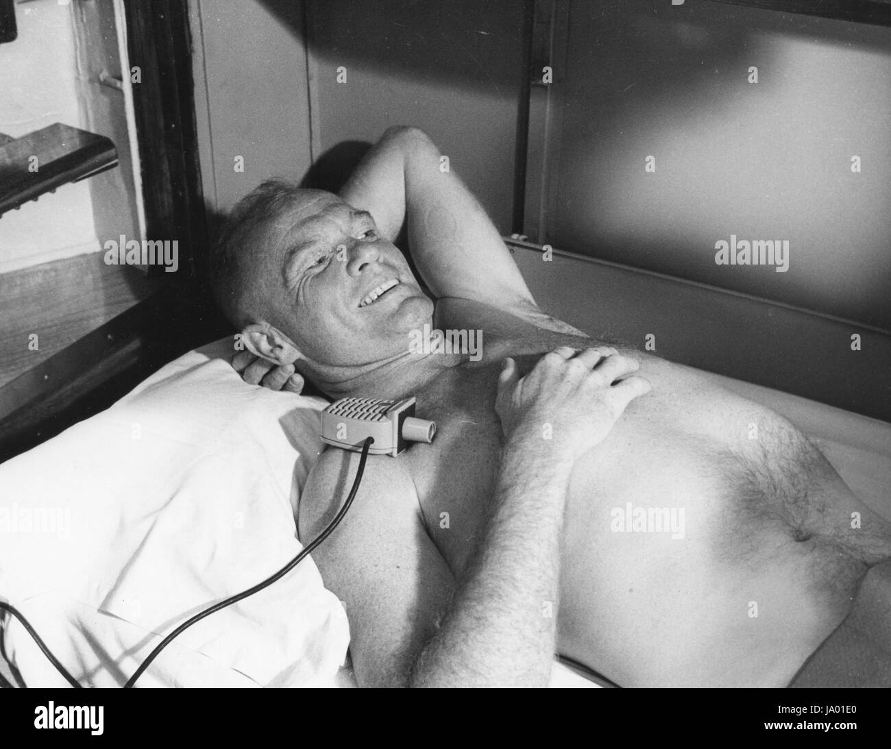 Astronauta John H. Glenn rilassa sul cacciatorpediniere us NOA dopo aver completato tre voli orbitale intorno alla terra, Oceano Atlantico, 02/20/1962. Foto Stock