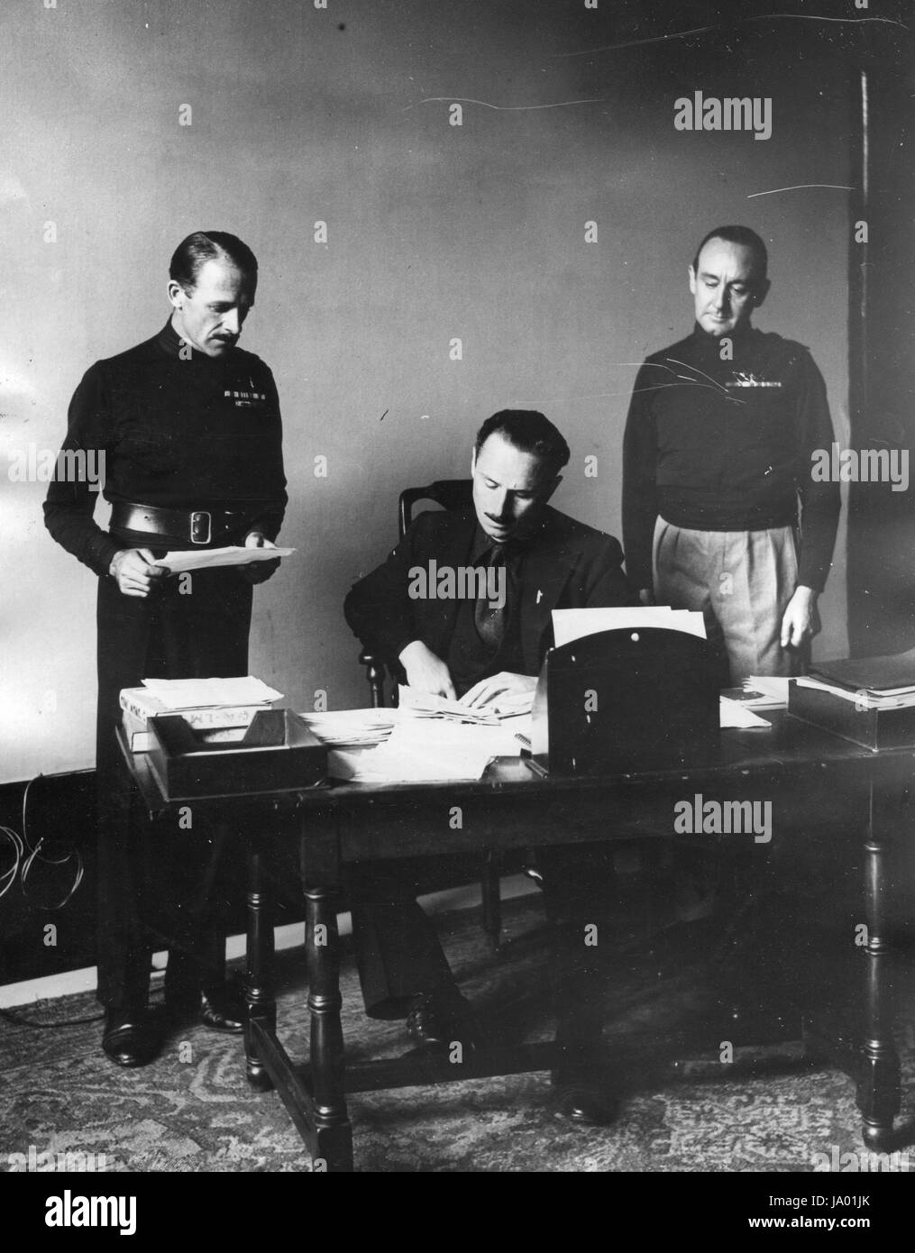 Sir Oswald Mosley (centro), leader dell'Unione Britannica dei Fascisti, con due principali ufficiali a Londra, Inghilterra, 1933. Foto Stock
