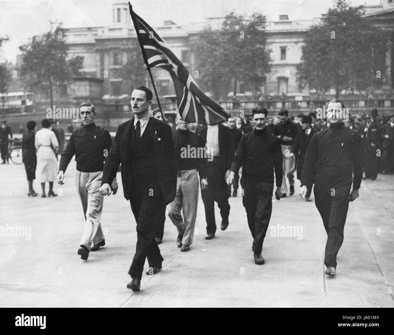 Sir Oswald Mosley portando Unione Britannica dei Fascisti deputati prima un rally in Trafalgar Square a Londra, Inghilterra, 1934. Foto Stock