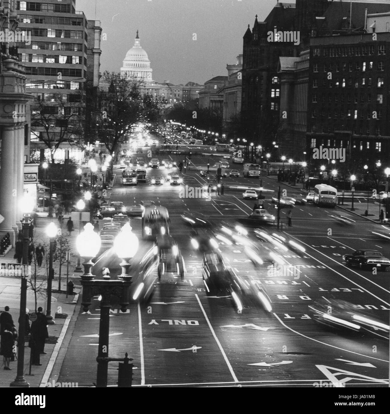 Il traffico si muove lungo Pennsylvania Avenue al tramonto con il Campidoglio US nel lontano sullo sfondo, Washington DC, 1971. Foto Stock