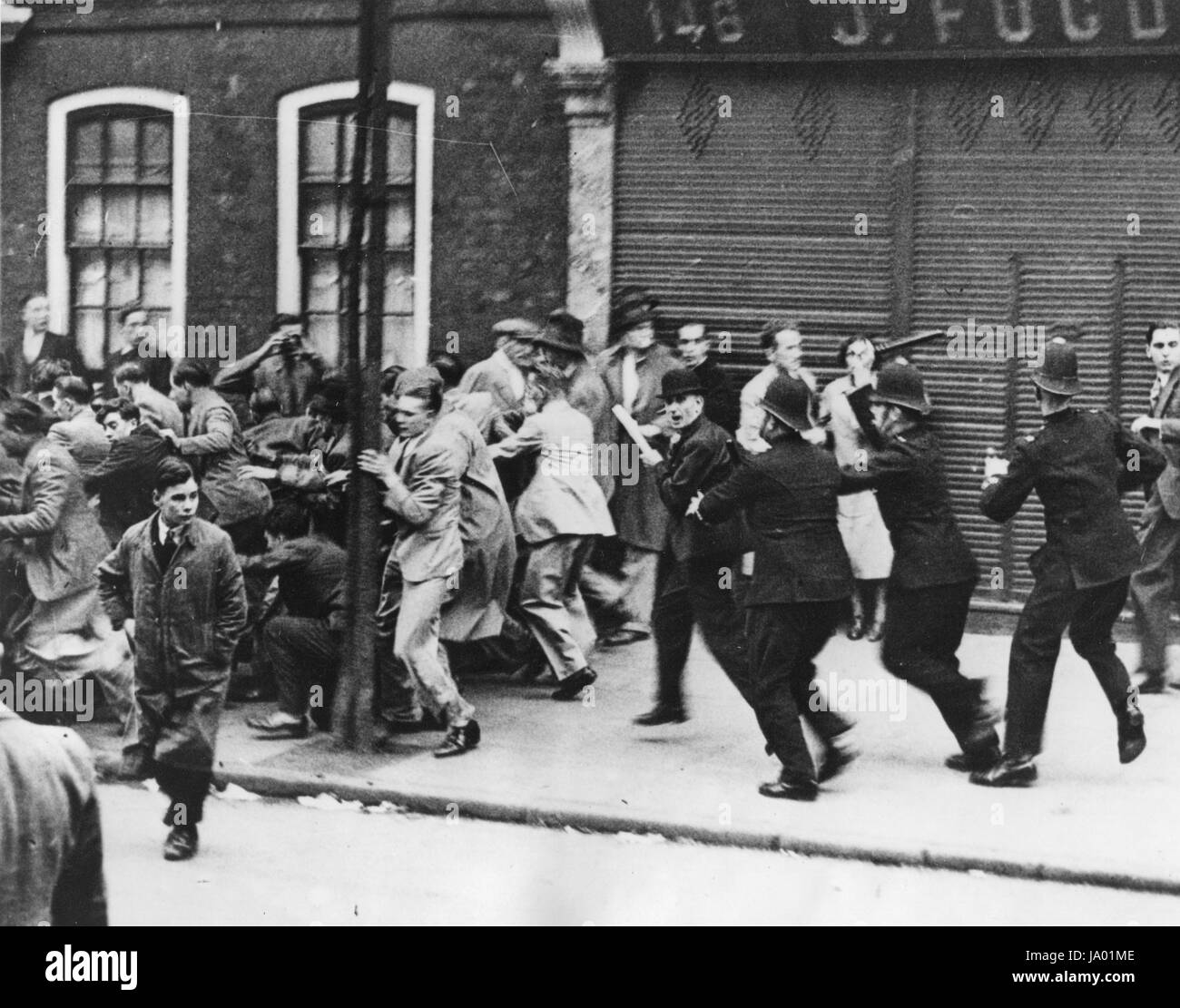 La polizia disperdere una folla di Unione Britannica dei Fascisti e simpatizzanti comunista a Bermondsey, Londra, Inghilterra, 10/04/1937. Foto Stock