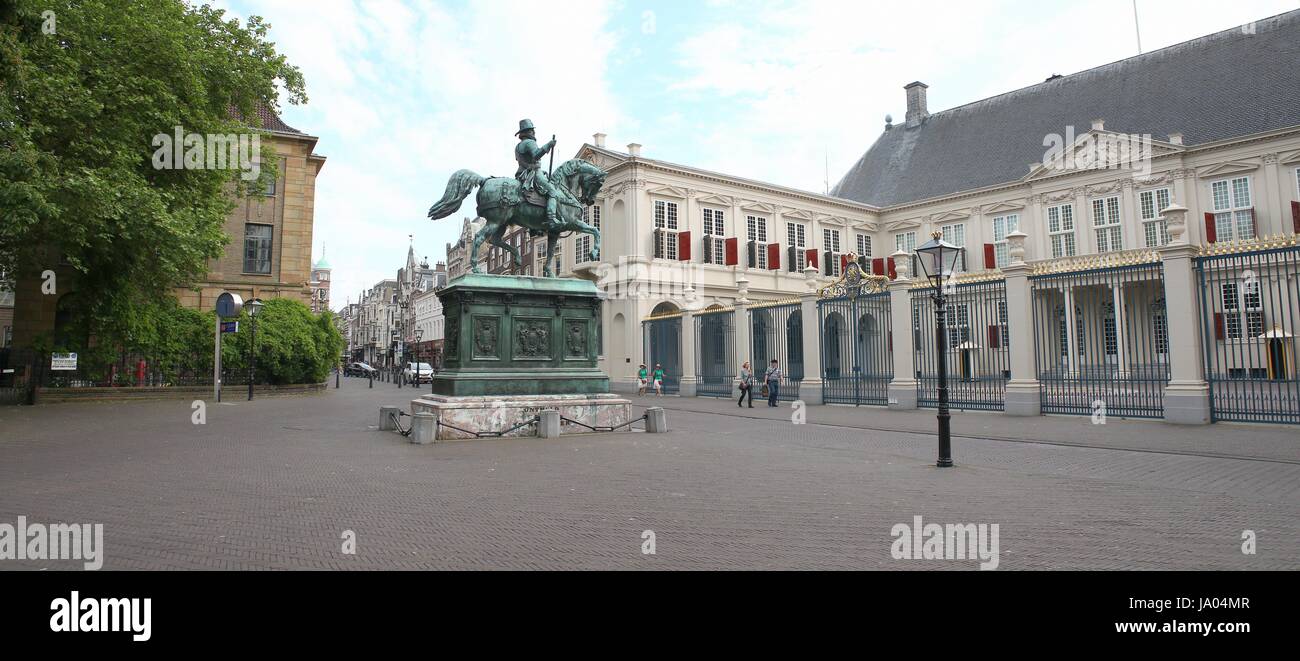 Palazzo Noordeinde, Centrale L'Aia (Den Haag), Paesi Bassi con la statua equestre di Guglielmo d Orange (1533-84) - maglia di 2 immagini. Foto Stock