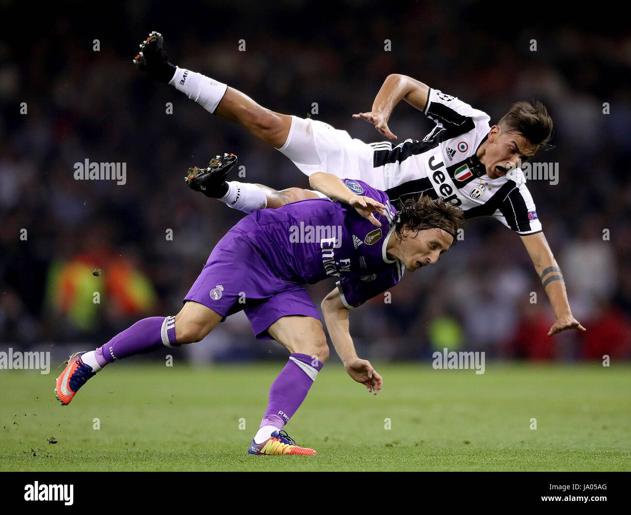 Del Real Madrid In Luka Modric (sinistra) e la Juventus' Paulo Dybala (destra) battaglia per la sfera durante la finale di UEFA Champions League al National Stadium di Cardiff. Foto Stock