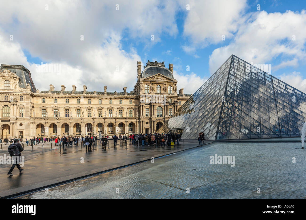 Palazzo del Louvre, galleria d'arte, il museo e la Piramide del Louvre (Pyramide du Louvre), progettato dall architetto cino-americano I.M. Pei in 1989, Parigi, Francia Foto Stock