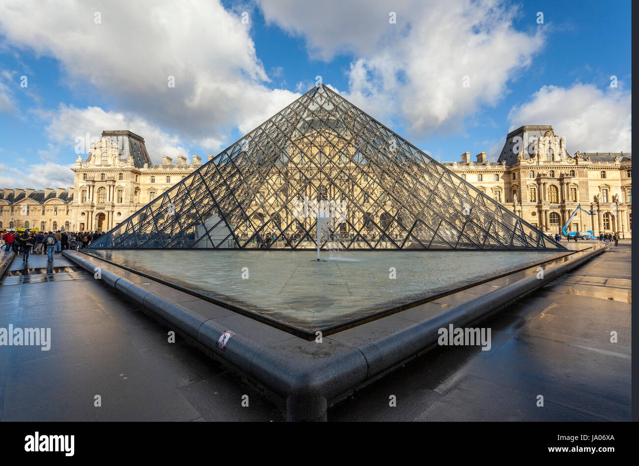 Palazzo del Louvre, galleria d'arte, il museo e la Piramide del Louvre (Pyramide du Louvre), progettato dall architetto cino-americano I.M. Pei in 1989, Parigi, Francia Foto Stock