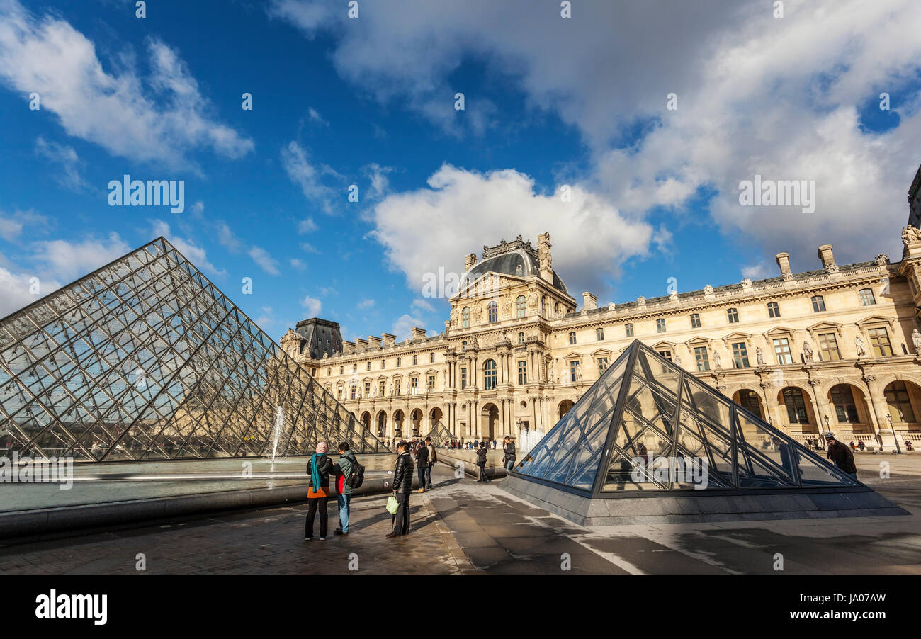 Palazzo del Louvre, galleria d'arte, il museo e la Piramide del Louvre (Pyramide du Louvre), progettato dall architetto cino-americano I.M. Pei in 1989, Parigi, Francia Foto Stock