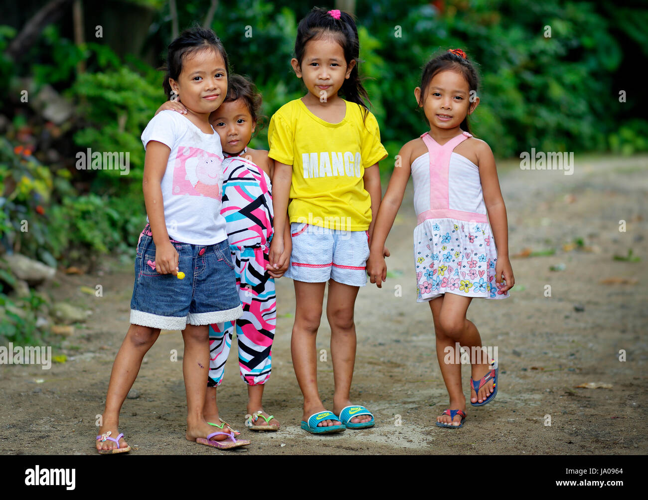 Quattro bambine nel villaggio del deserto. Palawan, Filippine, Asia 3, 4, 5, 6, 7 anni, anni, Foto Stock