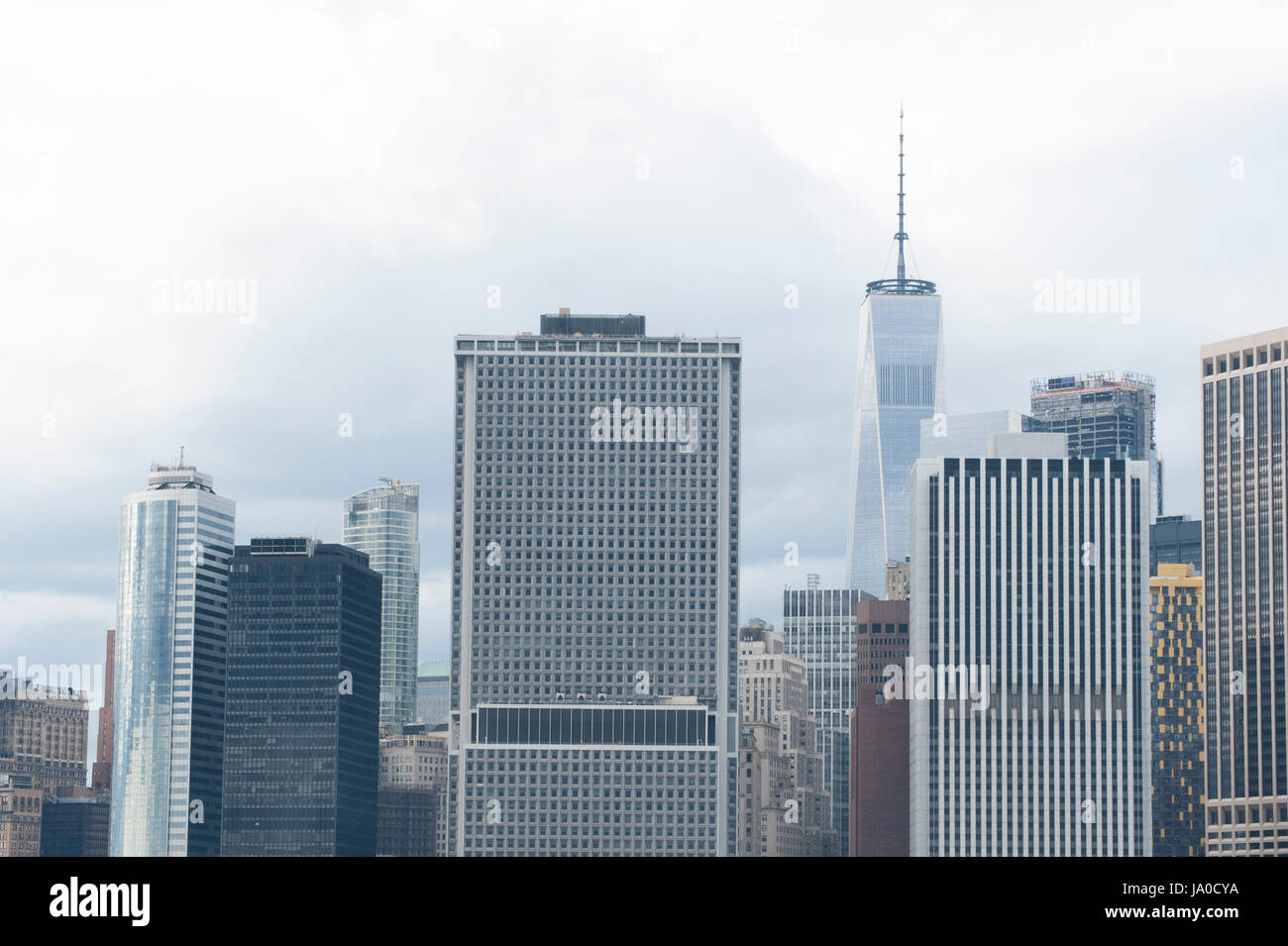 Grattacieli, compresi 1 World Trade Center - L'edificio pi alto dell'emisfero occidentale -dominano lo skyline di Manhattan il quartiere finanziario. Foto Stock