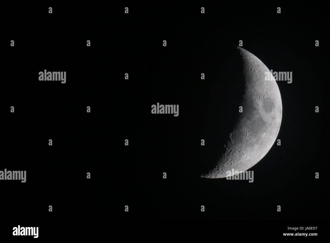 La luna, da vicino che mostra i dettagli del cratere Foto Stock