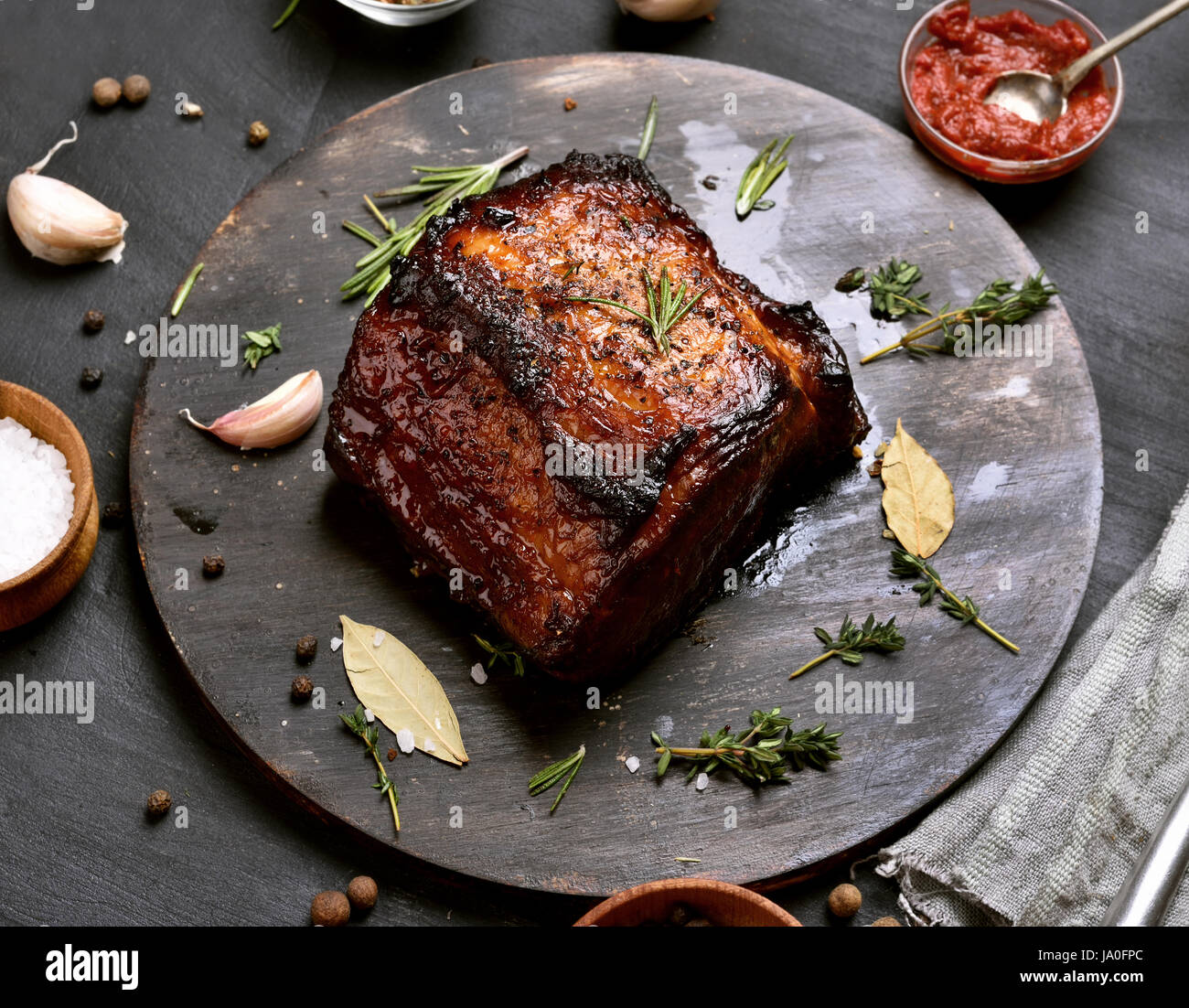 Bbq di maiale, carne alla griglia sul pannello di legno Foto Stock