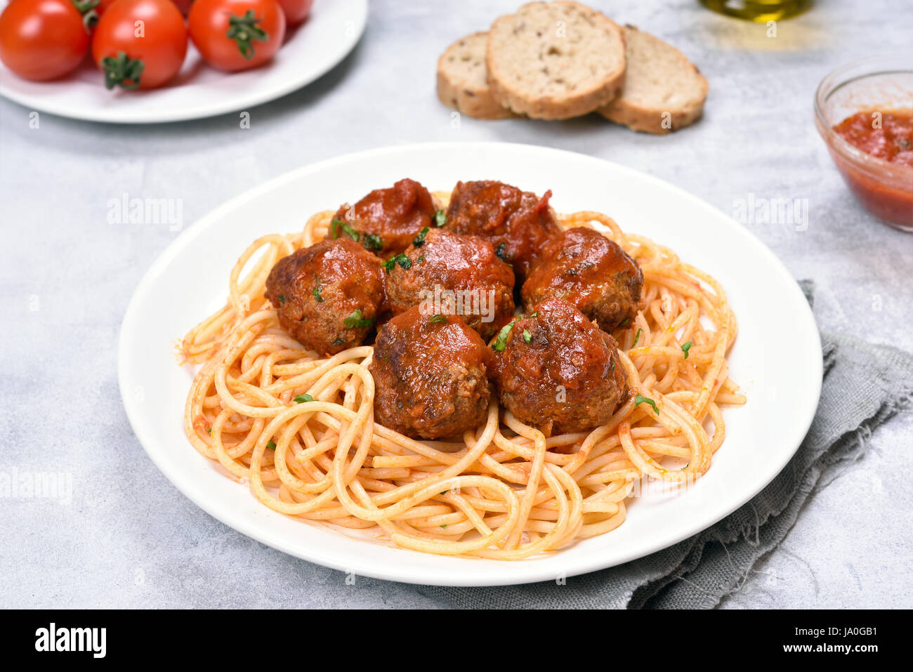 Cena con le polpette di carne in salsa di pomodoro e gli spaghetti, vista ravvicinata Foto Stock