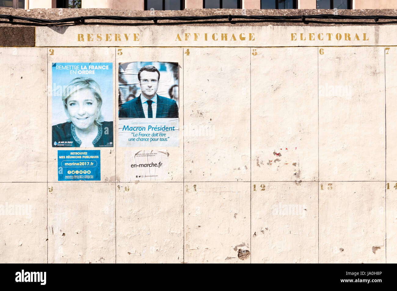 Il francese 2017 elezioni presidenziali poster per Marine Le Pen e Emmanuel Macron in un piccolo villaggio nel sud della Francia. Foto Stock