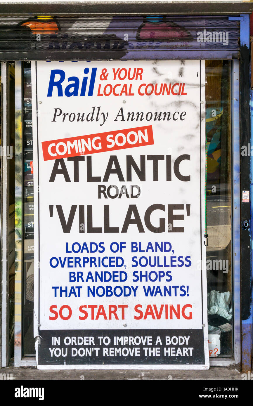 Un segno protestando per la gentrification di Brixton dal consiglio di Lambeth e la guida della rete. Foto Stock