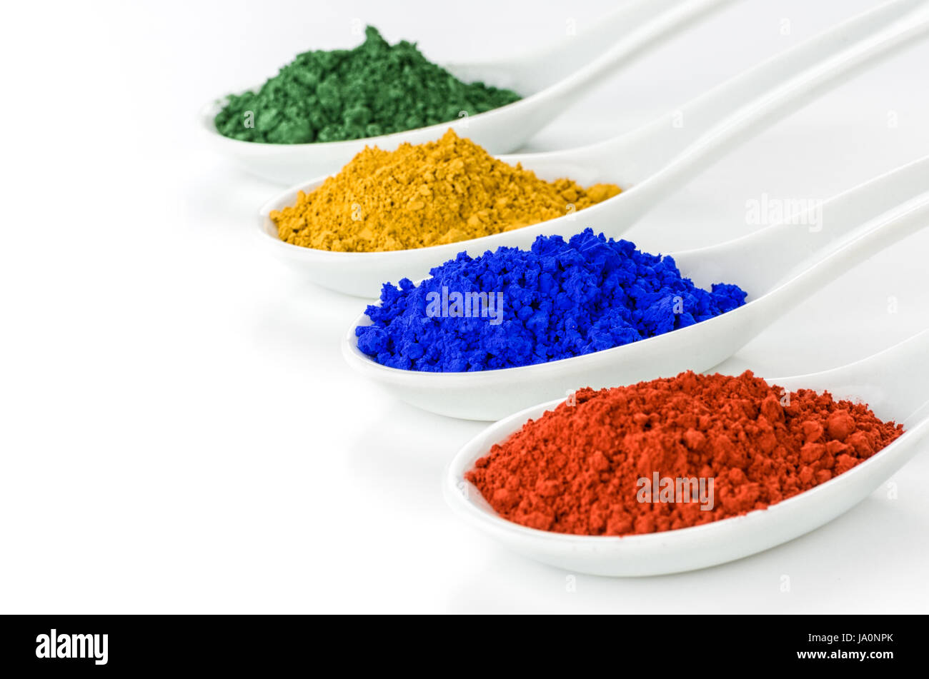 Pigmenti colorati su porcellana cucchiai Foto Stock