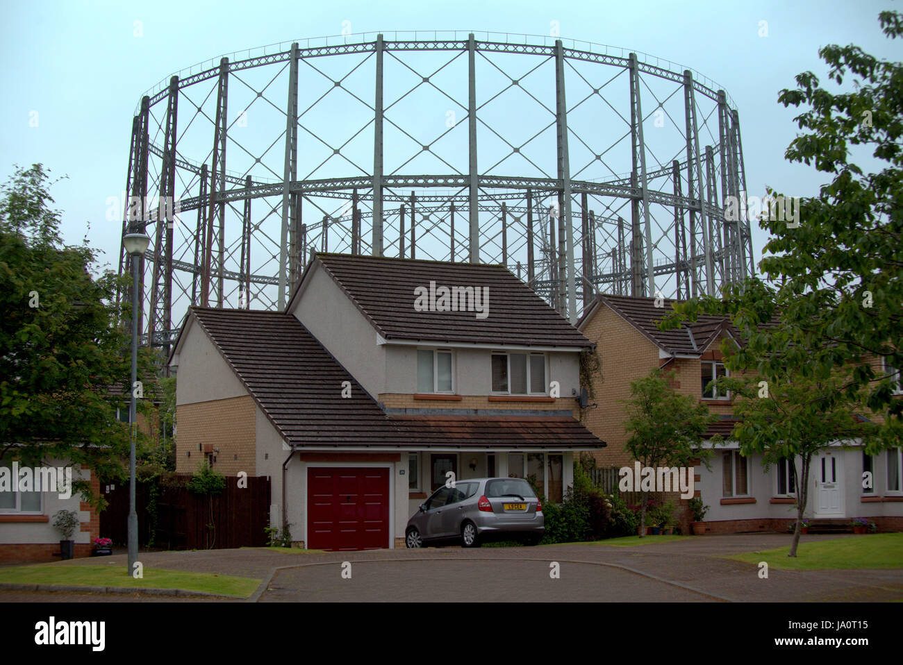 Casa suburbana all'ombra del Anniesland Glasgow gasometro giganti Foto Stock