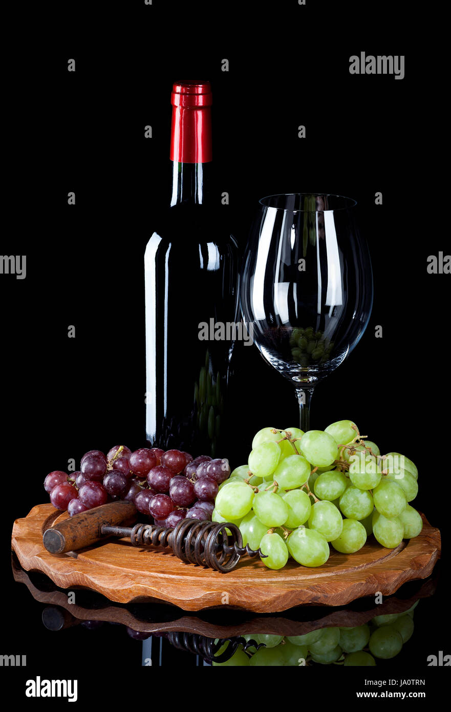 Bere acqua potabile, bavaglini, vino, vetro, un calice di vino, glas, uva, bottiglia, Foto Stock