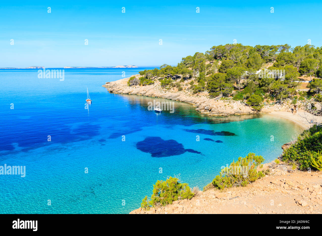 Vista della bellissima spiaggia di Cala Salada famoso per il suo azzurro mare cristallino acqua, isola di Ibiza, Spagna Foto Stock