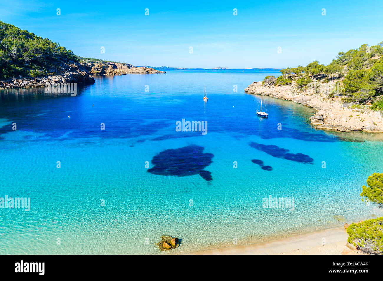 Vista della bellissima spiaggia di Cala Salada famoso per il suo azzurro mare cristallino acqua, isola di Ibiza, Spagna Foto Stock