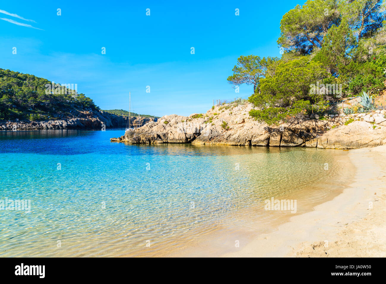 Vista della bellissima spiaggia di Cala Salada famoso per il suo azzurro mare cristallino acqua, isola di Ibiza, Spagna Foto Stock