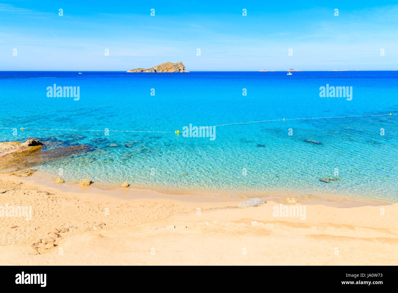 Vista della bellissima Cala Comte spiaggia famosa per il suo azzurro cristallino mare poco profondo acqua, isola di Ibiza, Spagna Foto Stock
