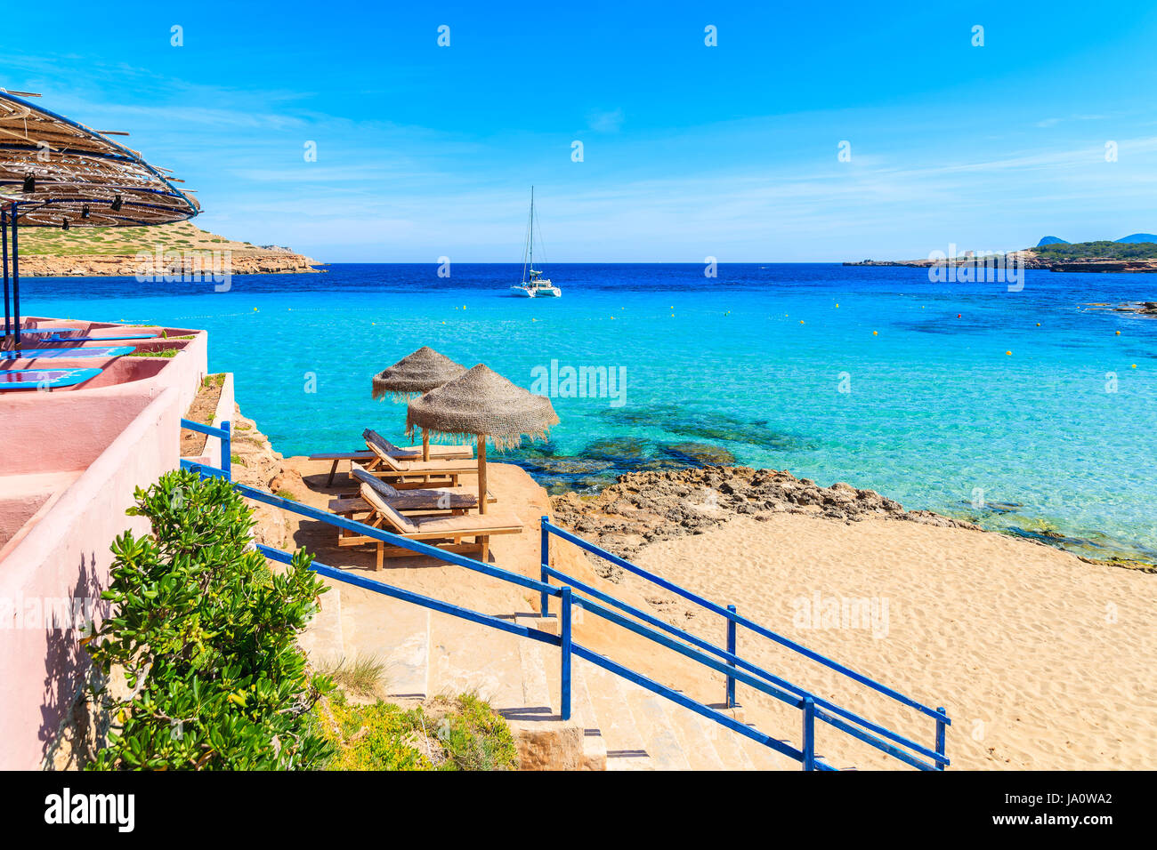 Passi da coastal bar a Cala Comte beach, isola di Ibiza, Spagna Foto Stock