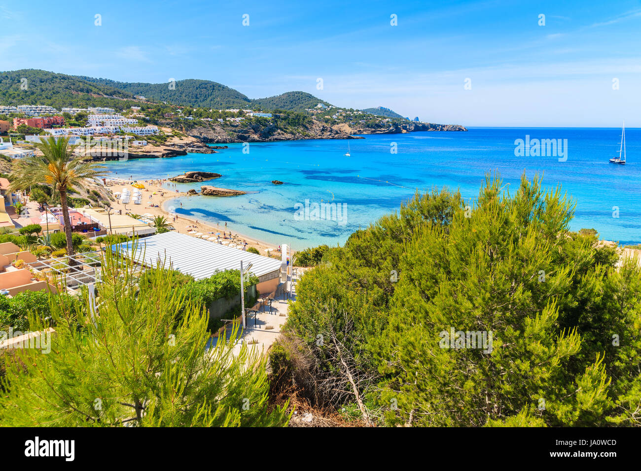 Vista di Cala Tarida bay e la spiaggia, isola di Ibiza, Spagna. Foto Stock