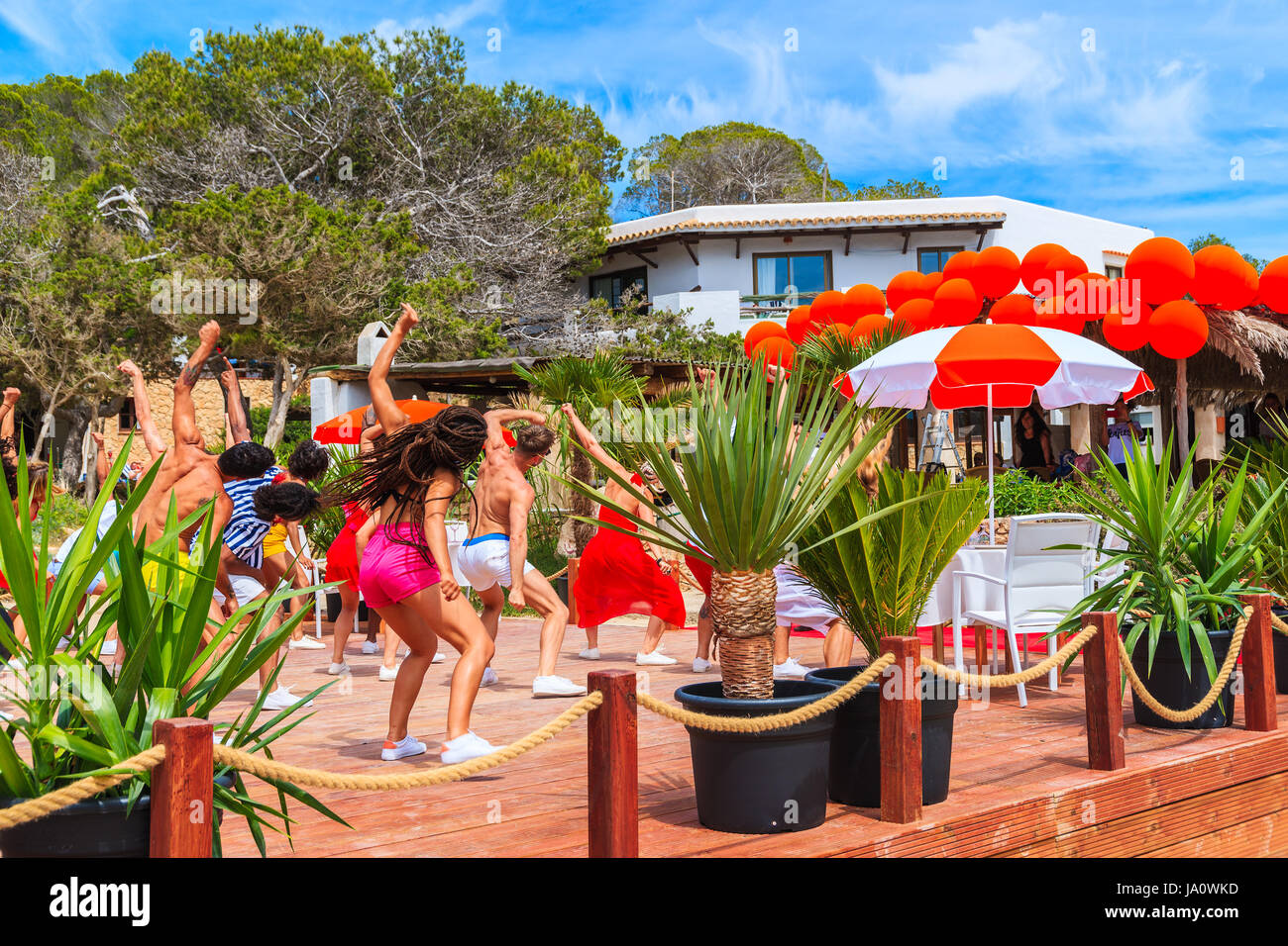 Isola di Ibiza, Spagna - 17 Maggio 2017: i giovani ballare sulla terrazza del ristorante sulla spiaggia di Cala Carbo mentre vengono ripresi in modo da produrre Foto Stock