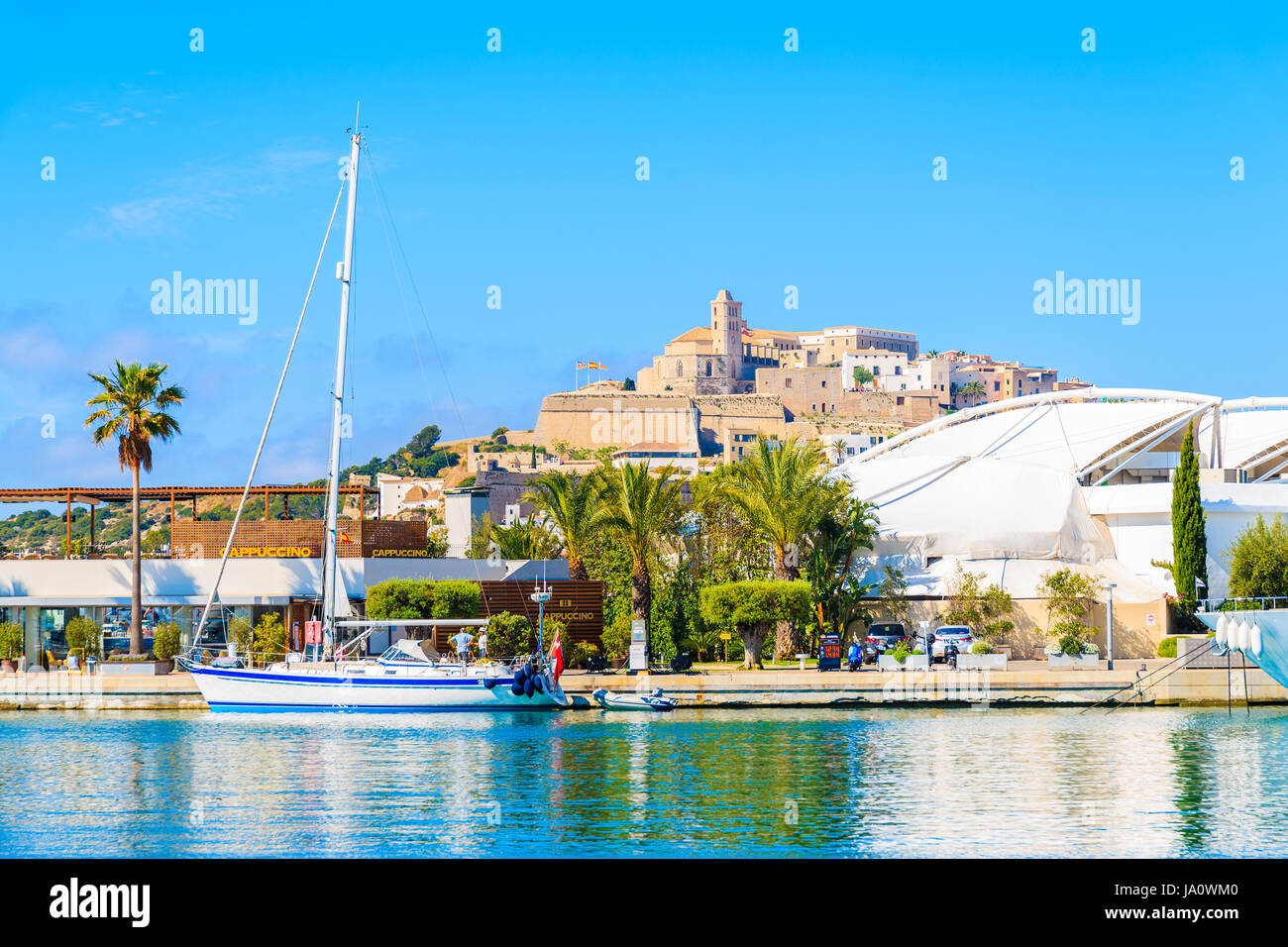 Porto di Ibiza, Spagna - 18 Maggio 2017: vista della vecchia città di Ibiza e barca a vela in Ibiza (Ibiza) porta sull isola di Ibiza, Spagna. Foto Stock