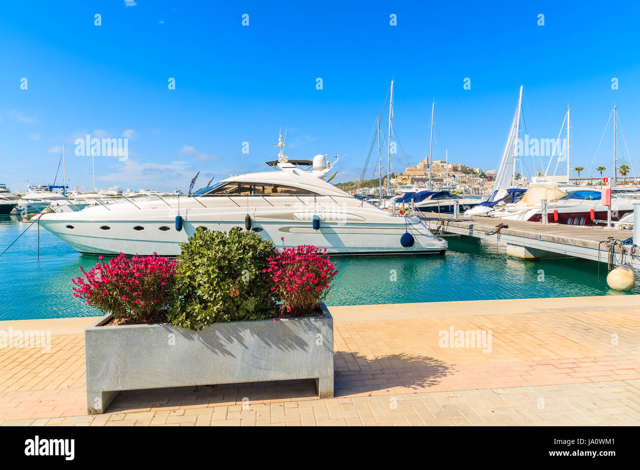 A motore di lusso e barche a vela in Ibiza (Ibiza) porta sull isola di Ibiza, Spagna Foto Stock