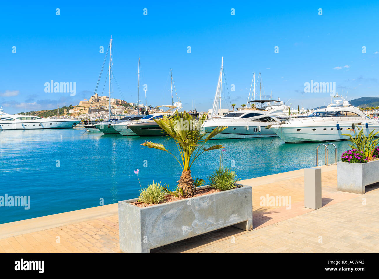 A motore di lusso e barche a vela in Ibiza (Ibiza) porta sull isola di Ibiza, Spagna Foto Stock