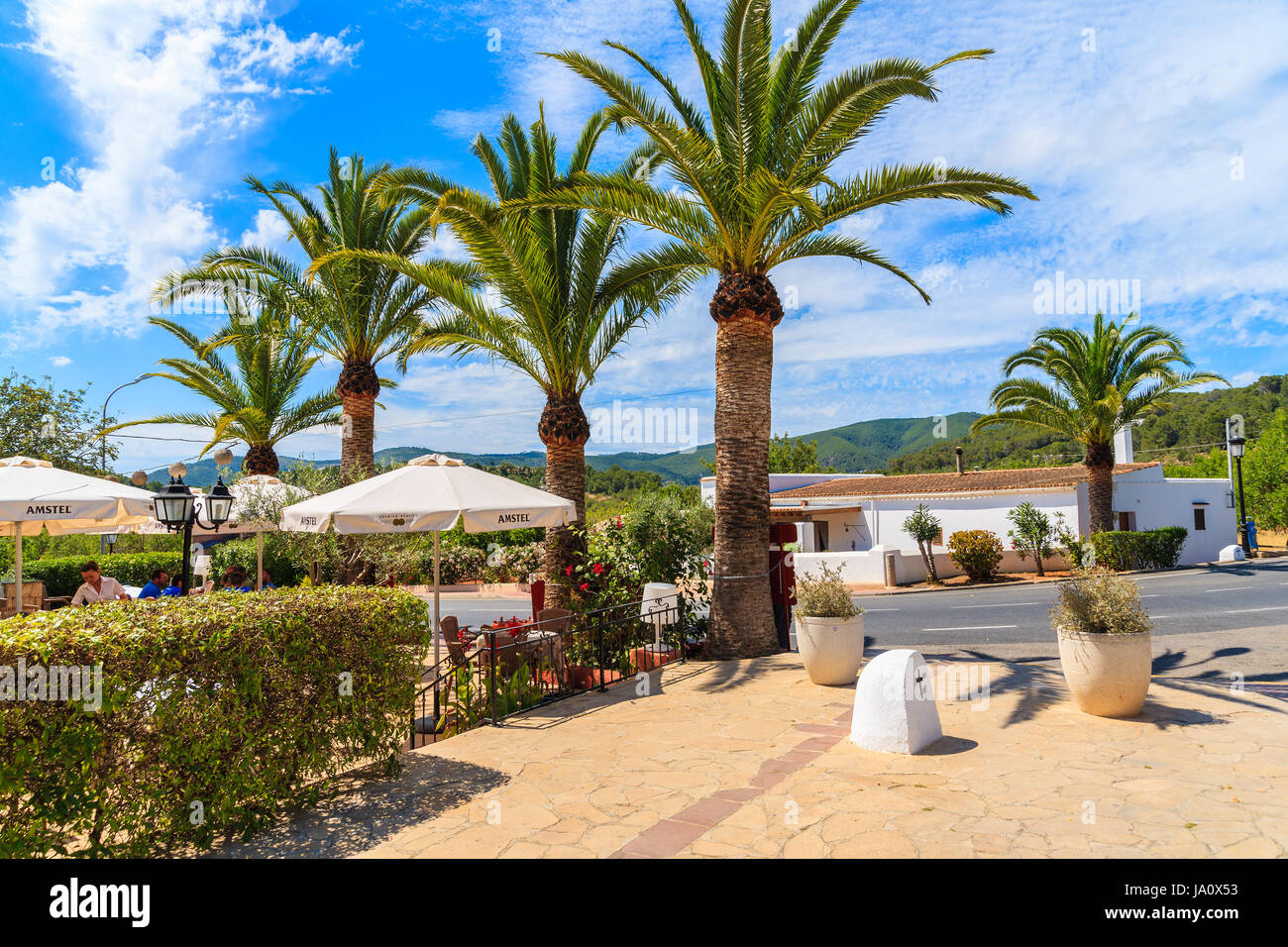 Isola di Ibiza, Spagna - 18 Maggio 2017: il giardino del ristorante tradizionale edificio e le palme in Sant Carles de Peralta village, isola di Ibiza, Spagna. Foto Stock