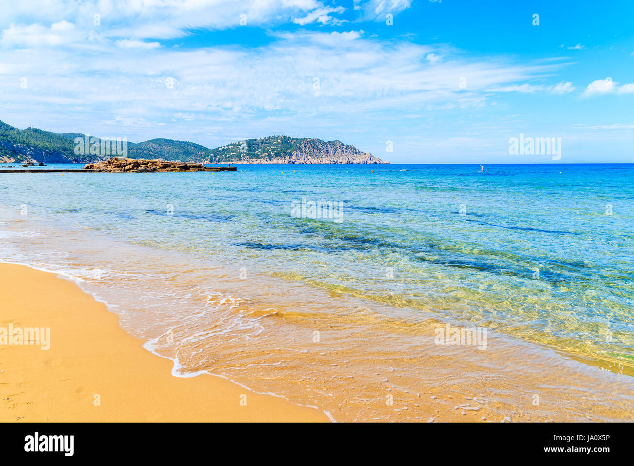 Sea wave sulla sabbiosa spiaggia di Es Figueral, isola di Ibiza, Spagna Foto Stock